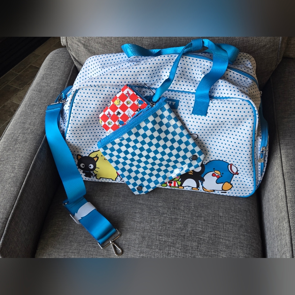 Hello Kitty Sanrio Duffel Travel Weekender Bag Bioworld W/ Strap And 2 Pouches - Picture 14 of 14